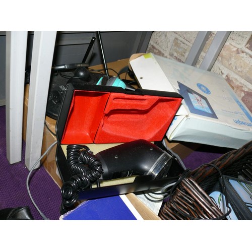 197 - LARGE COLLECTION OF ELECTRICALS PHOTO FRAME, HEADPHONES, LAMINATOR, SKY BOX ETC