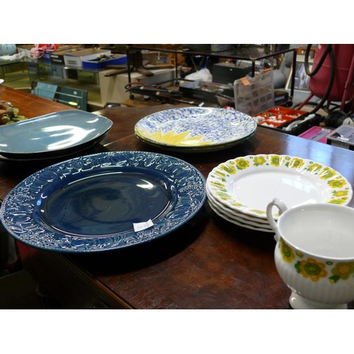 235 - SELECTION OF FINE BONE CHINA CUPS AND PLATES TO INCLUDE HAND PAINTED POOLE PLATES