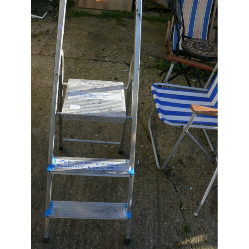 528 - SMALL STEP LADDER OF 2 STEPS PLUS PLATFORM