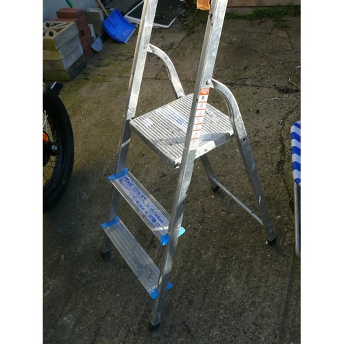 528 - SMALL STEP LADDER OF 2 STEPS PLUS PLATFORM