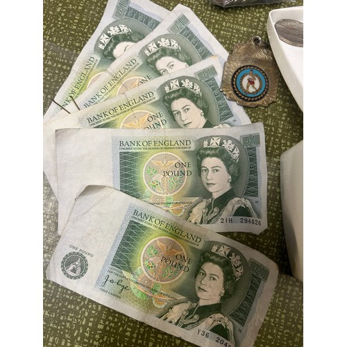 18 - COLLECTION OF BRITISH & FOREIGN COINS AND BANK NOTES . 5 X POUND COINS ISAAC NEWTON J B PAGE. USA BU... 