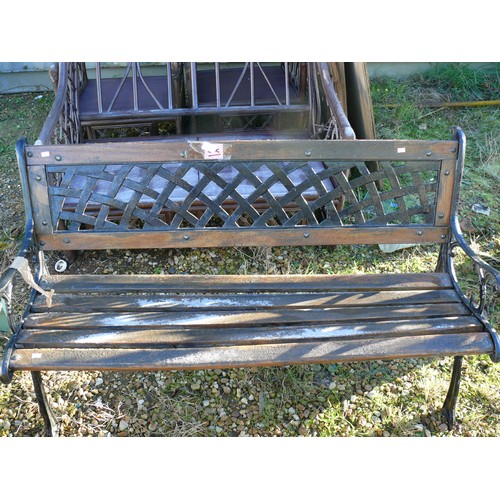 543 - SLATTED GARDEN BENCH WITH CAST IRON ENDS