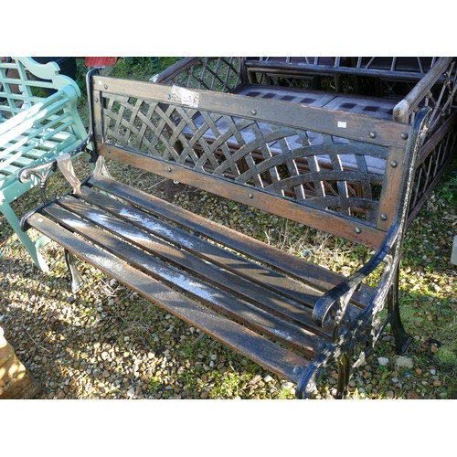 543 - SLATTED GARDEN BENCH WITH CAST IRON ENDS