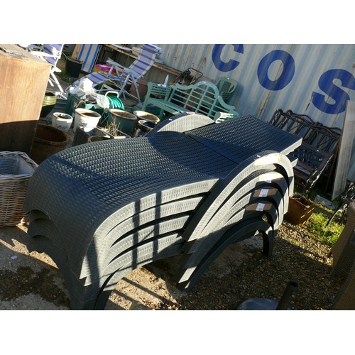 546 - 5 BLACK PLASTIC GARDEN OR POOL LOUNGERS IN GOOD CONDITION