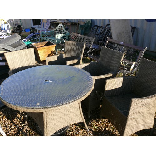 549 - A NICE GARDEN TABLE AND 4 MATCHING CHAIRS, TABLE HAS A GLASS TOP