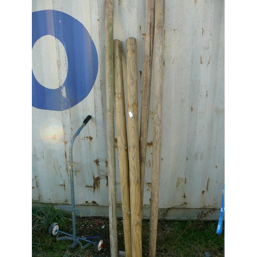 550 - 5 CIRCULAR FENCE POSTS 6FT LONG