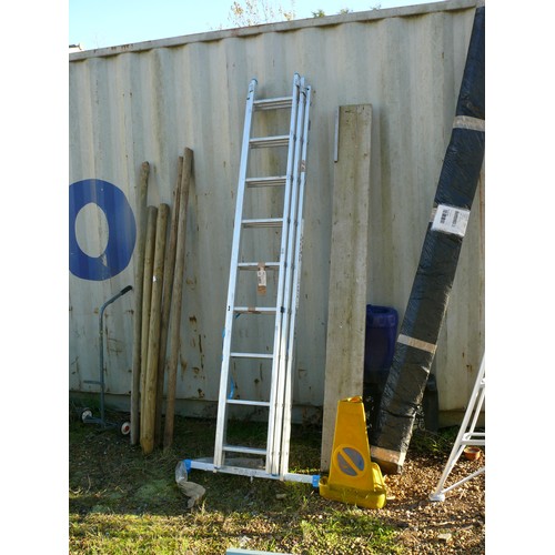 551 - ALUMINIUM TREBLE EXTENDING LADDER WITH 9 RUNGS TO EACH SECTION