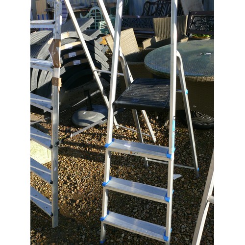 555 - ALUMINIUM 3 STEPLADDER PLUS PLATFORM