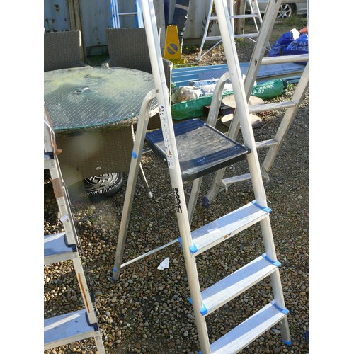 555 - ALUMINIUM 3 STEPLADDER PLUS PLATFORM