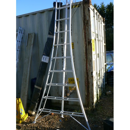 552 - TRI LEGGED TALL  ALUMINIUN STEP FOR GARDEN HEDGE CUTTING OR PRUNING, PERFECT ON UNEAVEN GROUND