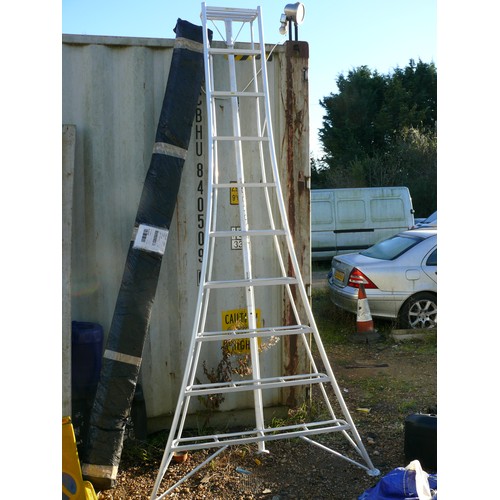 552 - TRI LEGGED TALL  ALUMINIUN STEP FOR GARDEN HEDGE CUTTING OR PRUNING, PERFECT ON UNEAVEN GROUND