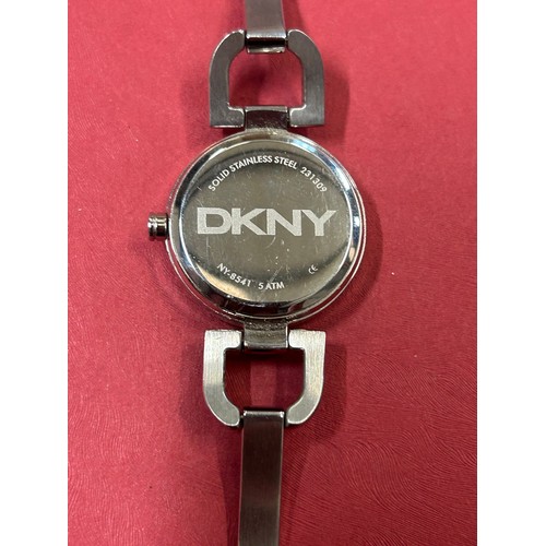 25 - SMART CONTEMPORARY STYLE DKNY WATCH ON POLISHED STEEL STRAP, BLACK DIAL