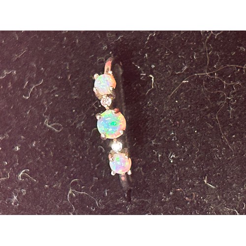 29 - A BEAUTIFUL 925 SILVER RING SET WITH 3 FIRE OPALS WITH PINK STONES BETWEEN -SIZE M