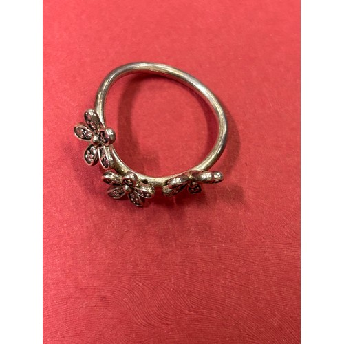 27 - A PRETTY 925 SILVER DAISY RING EACH FLOWER SET WITH 10 CLEAR STONES - SIZE M