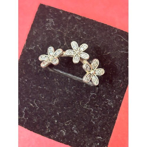 27 - A PRETTY 925 SILVER DAISY RING EACH FLOWER SET WITH 10 CLEAR STONES - SIZE M