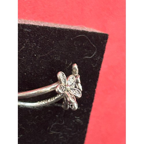 27 - A PRETTY 925 SILVER DAISY RING EACH FLOWER SET WITH 10 CLEAR STONES - SIZE M