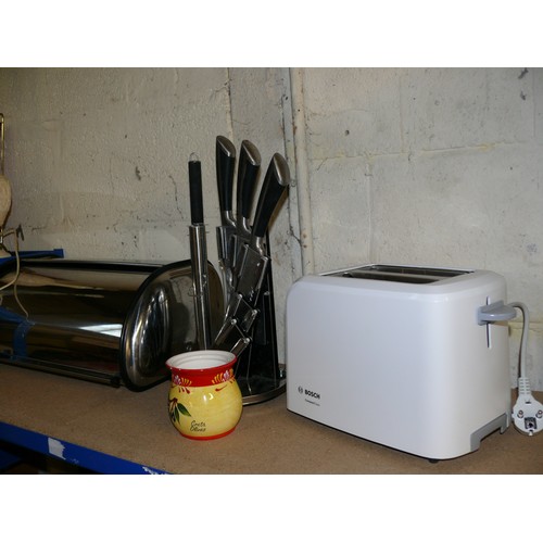 442 - LARGE QUANTITY OF KITCHENWARE TO INCLUDE TOASTER, OVEN TRAYS, UTENSILS ETC