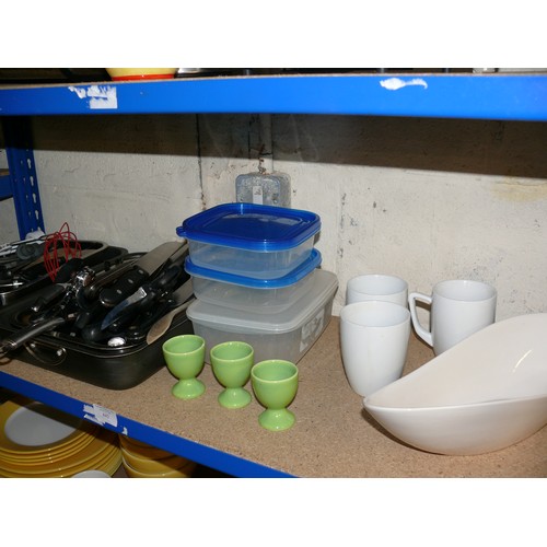 442 - LARGE QUANTITY OF KITCHENWARE TO INCLUDE TOASTER, OVEN TRAYS, UTENSILS ETC