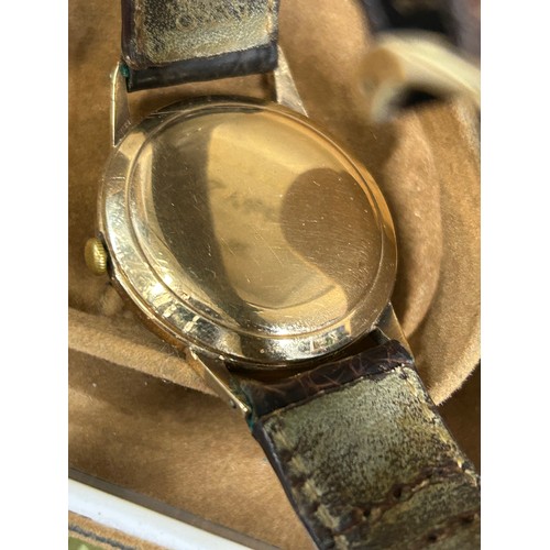 11 - A SOLID 9CT GOLD VINTAGE AUTOMATIC MOVADO GENTS WRIST WATCH, WORKING