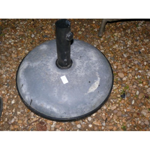 548 - A VERY HEAVY CONCRETE PARASOL BASE