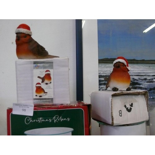 97 - COLLECTION OF CHRISTMAS ROBIN ORNAMENTS TO INCLUDE AN AROMA LAMP