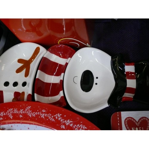 99 - COLLECTION OF DECORATIVE CHRISTMAS TABLEWEAR