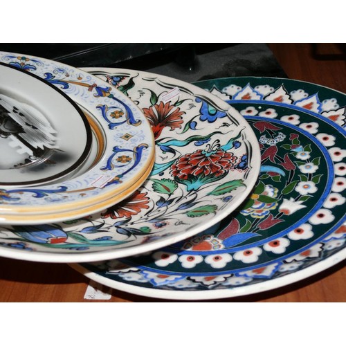 153 - JOBLOT OF KITCHENWARE TO INCLUDE ELECTRIC CROCK POT, CASSEROLE DISH WITH LID, CAKE TINS, DECORATIVE ... 