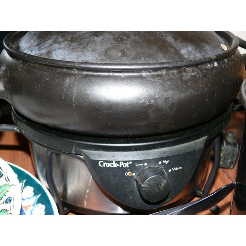 153 - JOBLOT OF KITCHENWARE TO INCLUDE ELECTRIC CROCK POT, CASSEROLE DISH WITH LID, CAKE TINS, DECORATIVE ... 