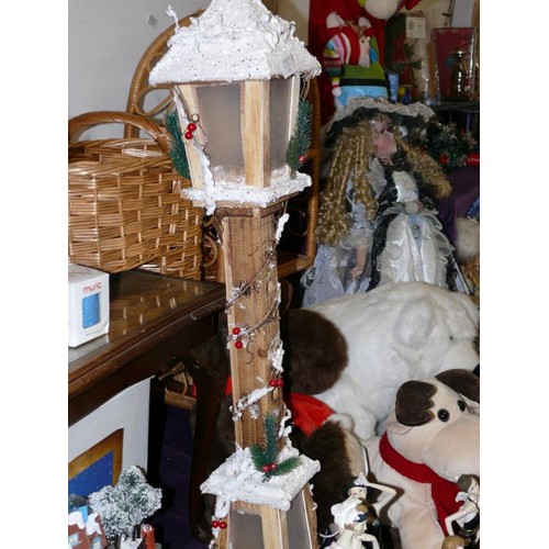 109 - A PAIR OF WARM WHITE LED SNOW TIPPED WOODEN LAMPOSTS BOTH WITH ORIGINAL BOXES