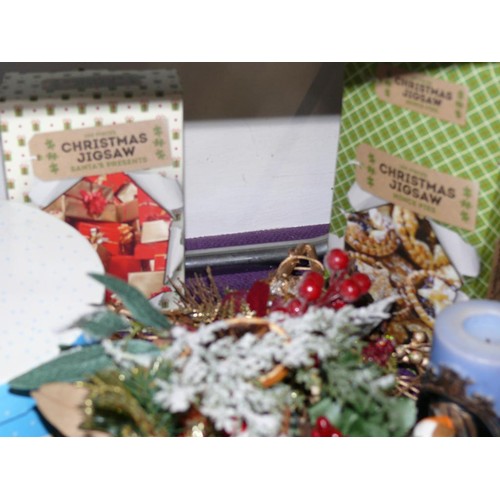 115 - MIXED LOT OF CHRISTMAS DECORATIONS