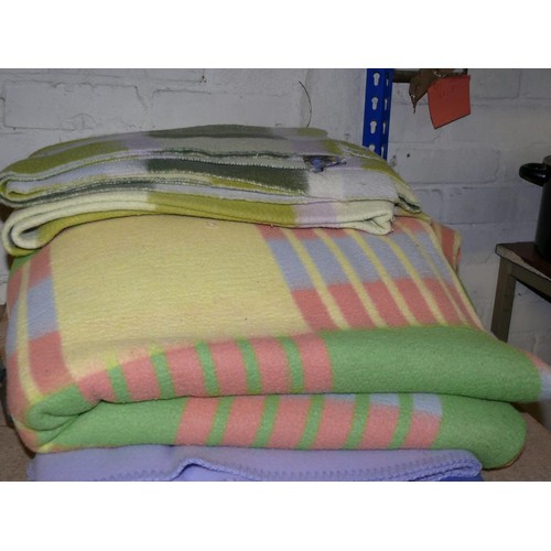 155 - LARGE COLLECTION OF VINTAGE BLANKETS