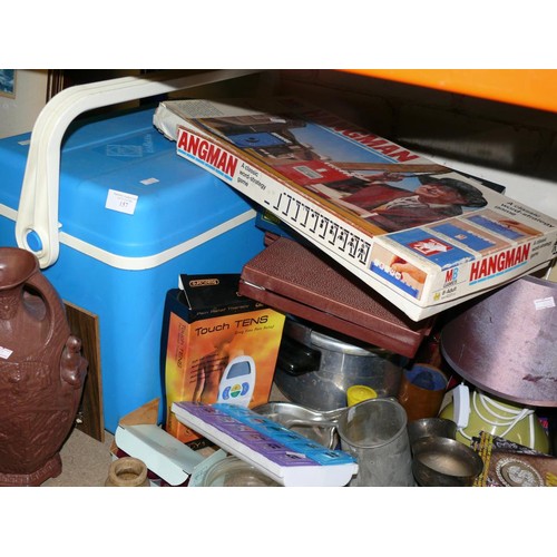 157 - LARGE MIXED LOT TO INCLUDE DECORATIVE CHINA, COOLBOX, LAMP, DVD BOXSET, METALWARE, KITCHENWARE ETC