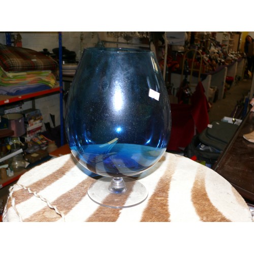 176 - LARGE AMBER COLOURED GLASS BOWL PLUS LARGE BLUE BRANDY GLASS