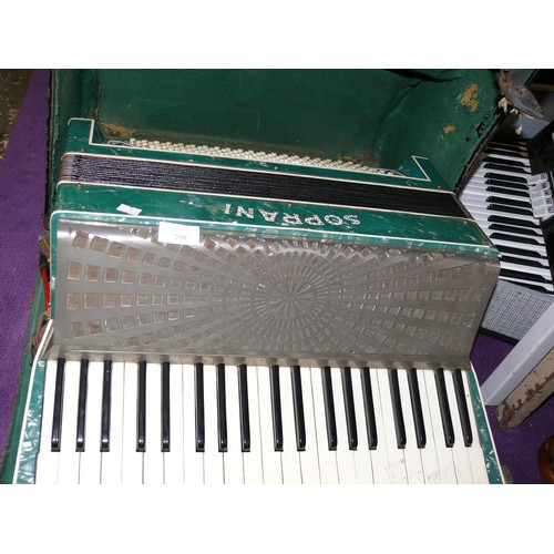 200 - VINTAGE SOPRANI FULL SIZE ACCORDIAN