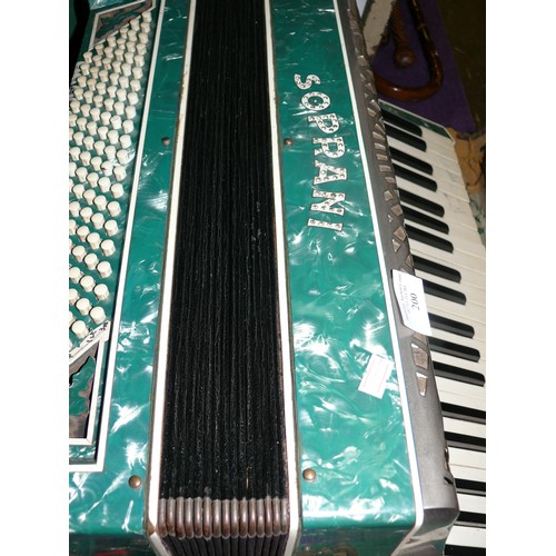 200 - VINTAGE SOPRANI FULL SIZE ACCORDIAN