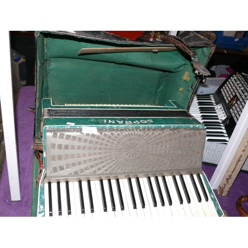 200 - VINTAGE SOPRANI FULL SIZE ACCORDIAN