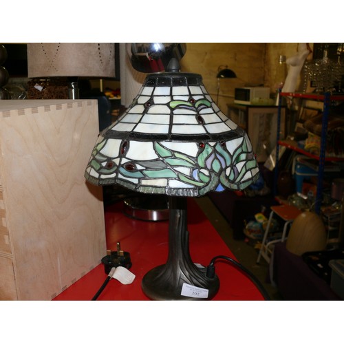 202 - TIFFANY STYLE TABLE LAMP