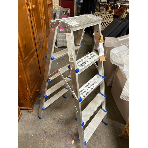 411 - ALUMINIUM STEPS / LADDER