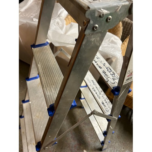 411 - ALUMINIUM STEPS / LADDER