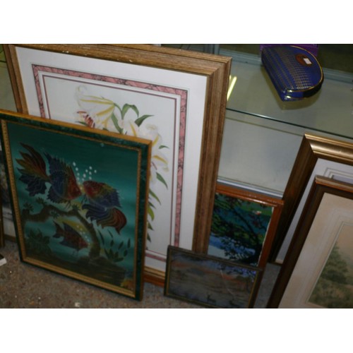 236 - LARGE LOT OF PICTURES INCLUDING ORIGINAL BATIK PICTURE ON FABRIC OF FISH