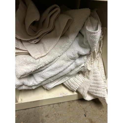 323E - QUANTITY OF GOOD QUALITY BATH AND HAND TOWELS IN WHITE