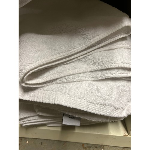 323D - QUANTITY OF GOOD QUALITY BATH AND HAND TOWELS IN WHITE