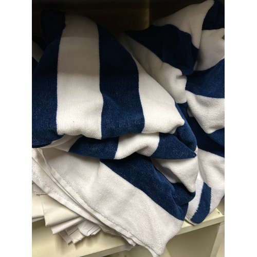 323C - QUANTITY OF GOOD QUALITY BATH TOWELS BUE & WHITE STRIPED AND WHITE BEDLINEN