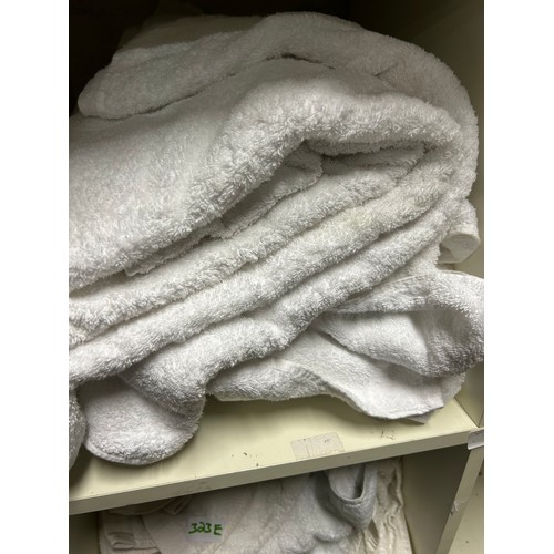 323B - QUANTITY OF GOOD QUALITY BATH AND HAND TOWELS IN WHITE