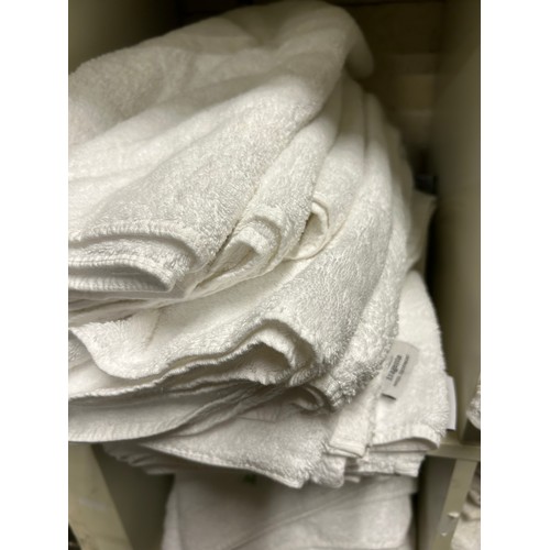 323A - QUANTITY OF GOOD QUALITY BATH AND HAND TOWELS IN WHITE