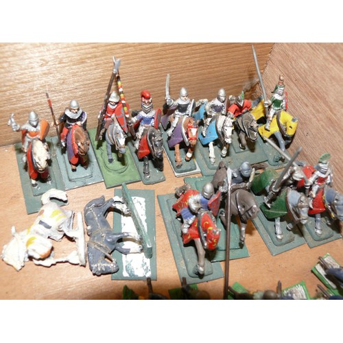 344 - Large collection of Medieval soldiers and knights.
4x trays including mounted knights, pikemen and a... 