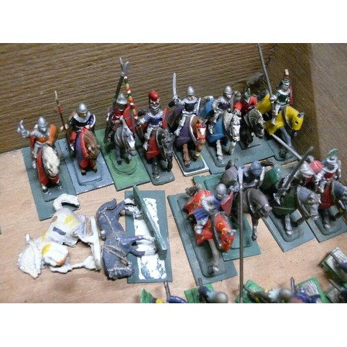 344 - Large collection of Medieval soldiers and knights.
4x trays including mounted knights, pikemen and a... 