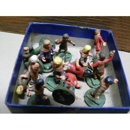 344 - Large collection of Medieval soldiers and knights.
4x trays including mounted knights, pikemen and a... 