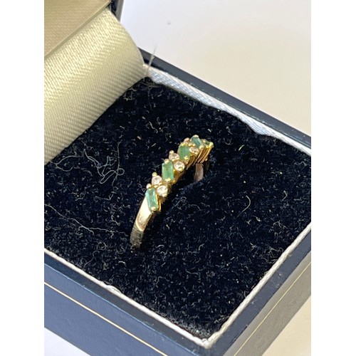 27 - A 18CT GOLD DIAMOND AND EMERALD RING, FULLY HALLMARKED, SET WITH FIVE BAGUETTE CUT EMERALDS INTERSPE... 