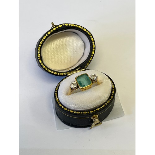 8 - AN ART DECO STYLE 18 CT GOLD GREEN STONE, LIKELY ZIRCON OR TOURMALINE AD DIAMON DRESS RING, DIAMONDS... 